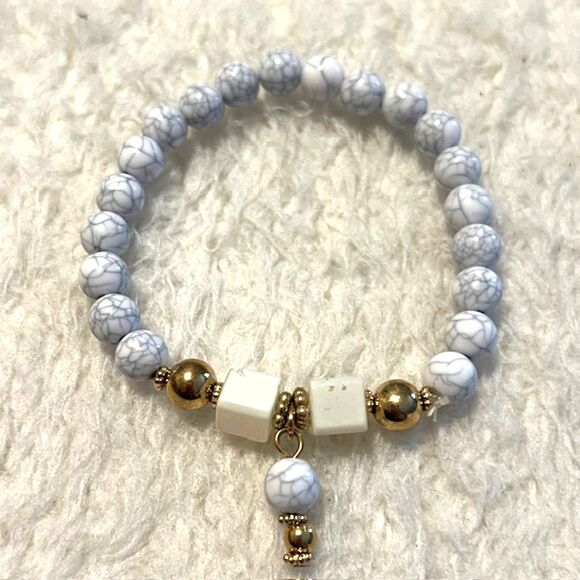 Lot of 2 White & Multicolored Pastel Beaded Gold Tone Charm Elastic Bracelets - Picture 3 of 5